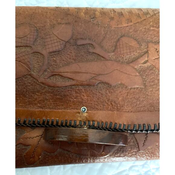 Vintage tooled leather clutch/large leather clutch /tooled leaf purse/70's boho - Picture 3 of 9